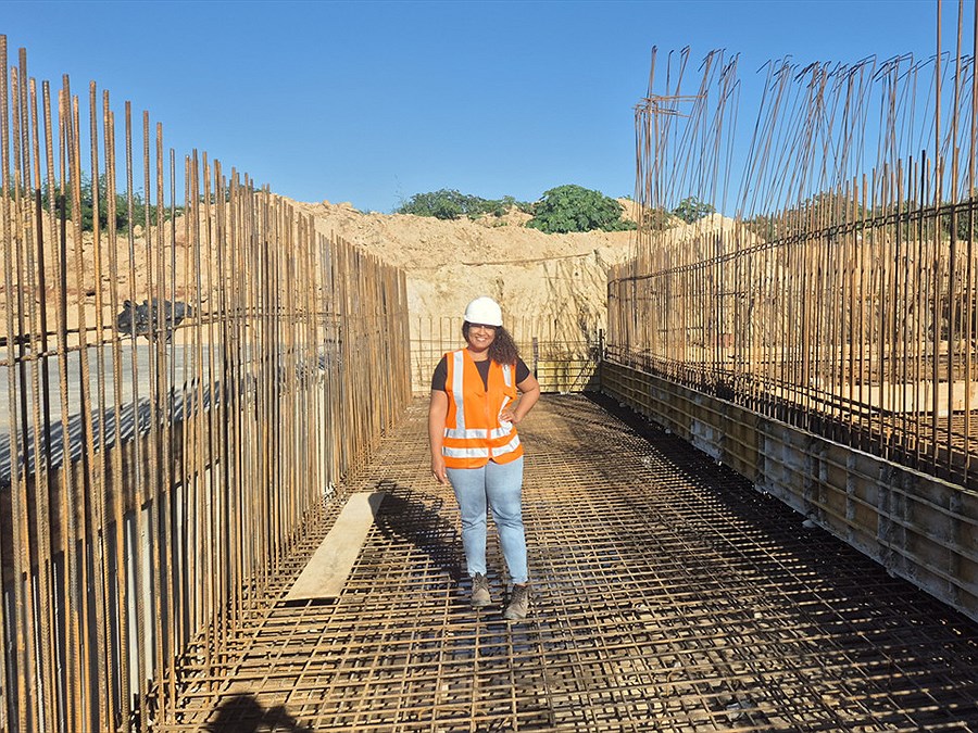 Fabíola Monteiro Martins em obra de estação de tratamento de esgoto em Amparo