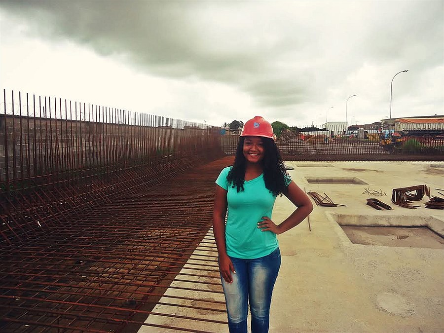 Fabíola Monteiro Martins em obra de construção de reservatório de água em Praia Grande