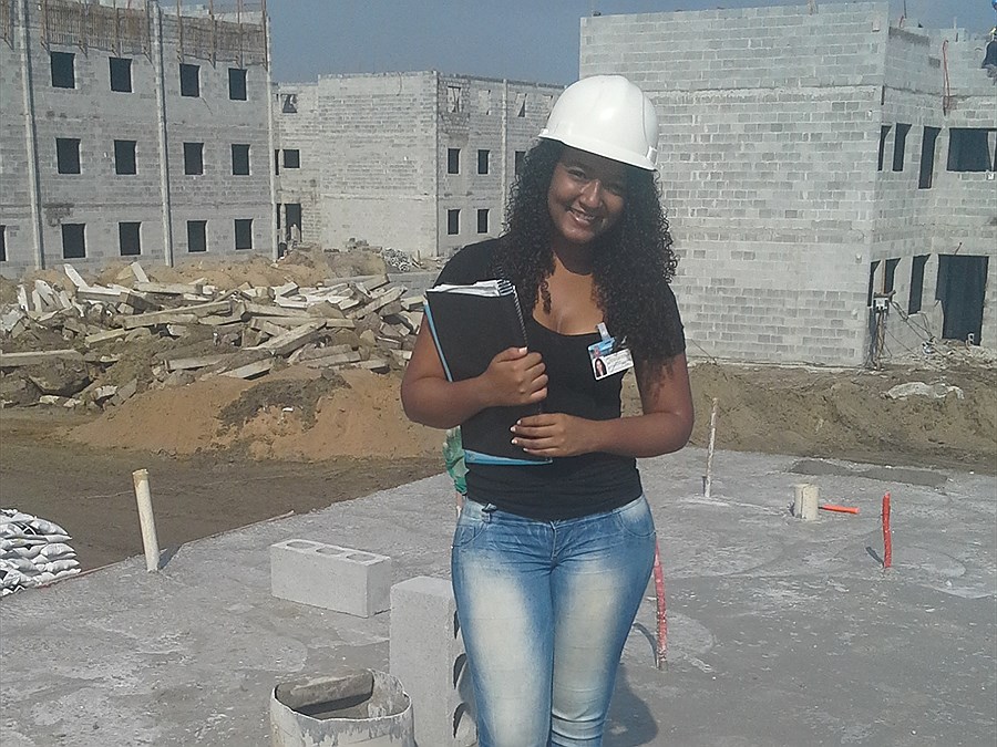 Fabíola Monteiro Martins no canteiro de obras de um conjunto habitacional em São Vicente